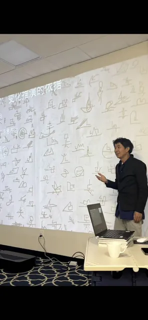 人物在投影展示的图文前讲述，保留原始照片边框